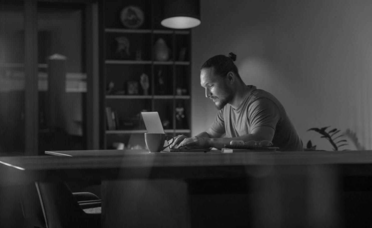 Beratungsgespräch zwischen Finanzberater und Kunden in modernem Büro