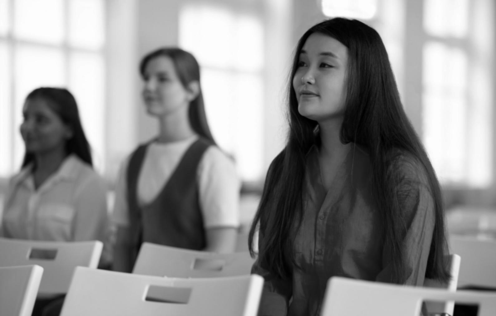 Grafische Darstellung von Wachstumskurven und Finanzcharts die langfristigen Vermögensaufbau zeigen