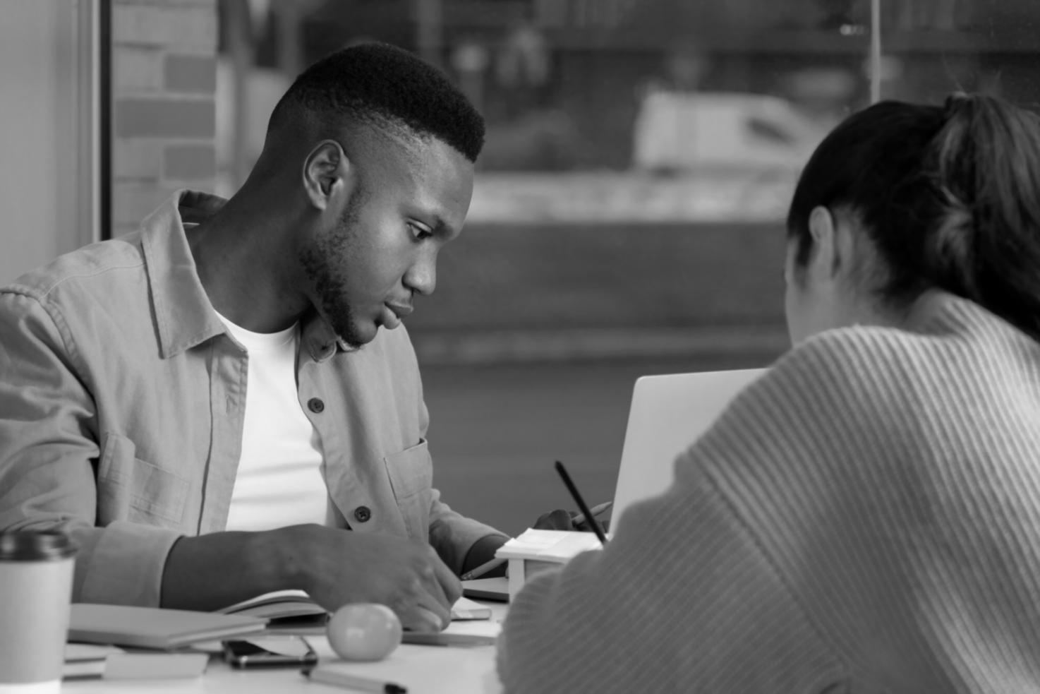 Internationale Studierende beim gemeinsamen Lernen