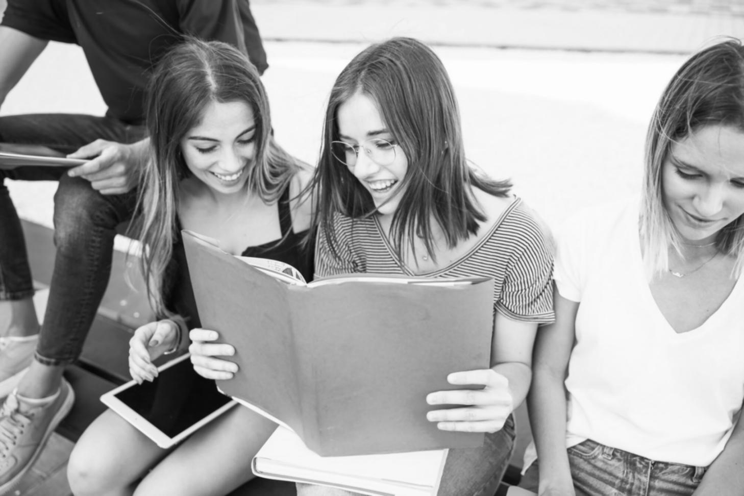 Erfolgreiche Absolventin bei der Portfolioanalyse